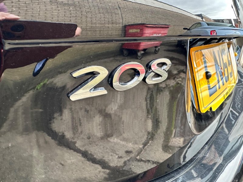 PEUGEOT 208
