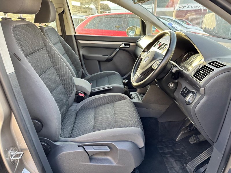 VOLKSWAGEN TOURAN