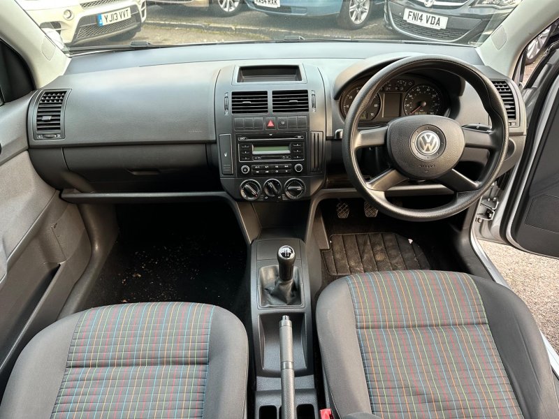VOLKSWAGEN POLO